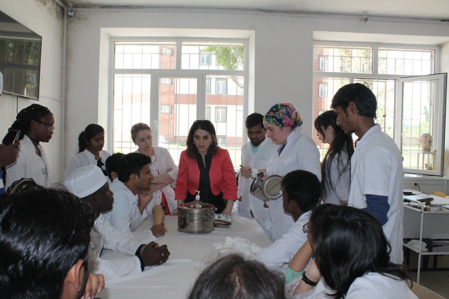 Иностранные студенты проходят очередное практическое занятие