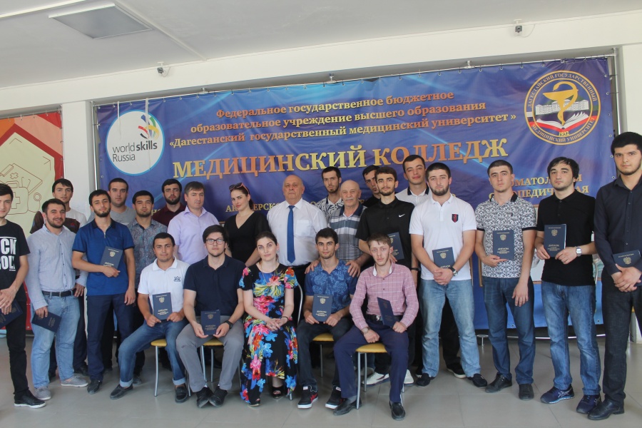 Торжественное вручение дипломов об окончании медицинского колледжа ДГМУ