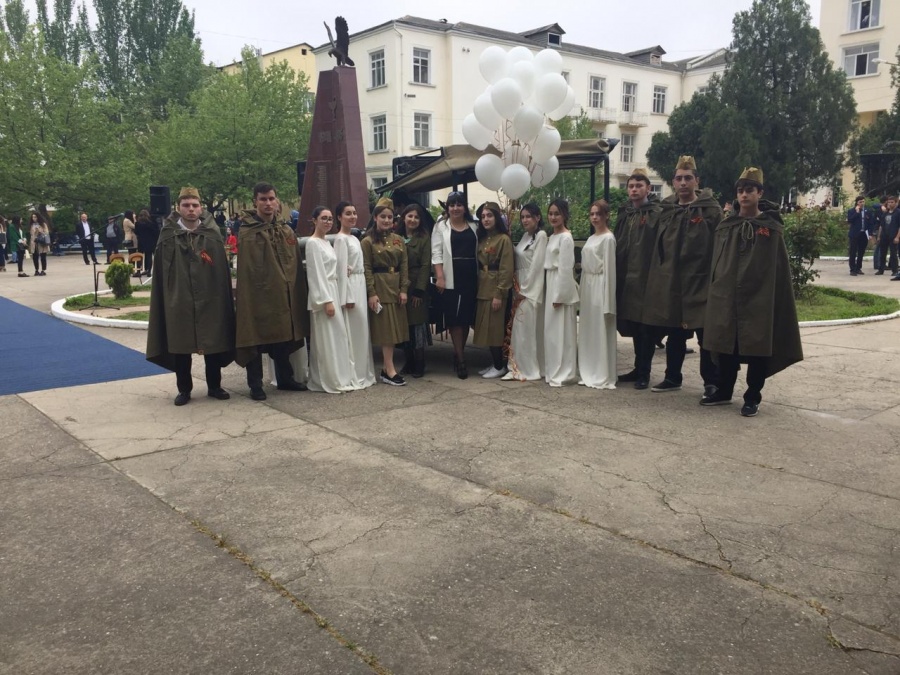 Церемония возложения цветов к памятнику-обелиску