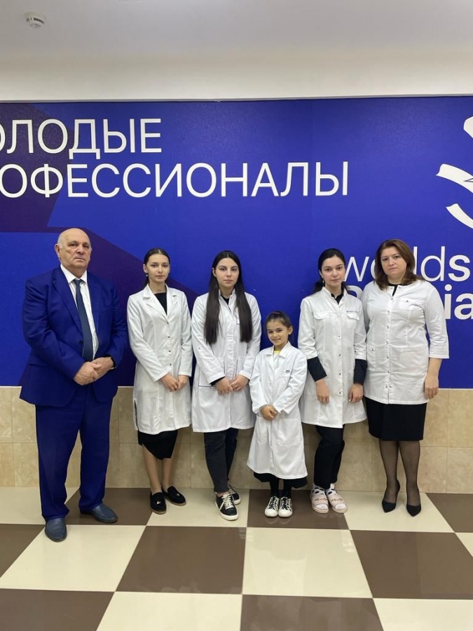 Встреча директора медицинского колледжа ДГМУ Магомаева М.Ш. с призерами чемпионатов "Абилимпикс" и "Молодые профессионалы" (Worldskills Russia)