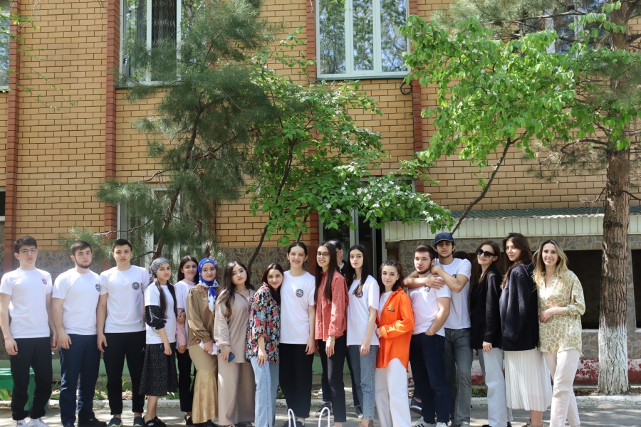 Волонтеры медицинского  колледжа ДГМУ  посетили  Республиканский  центр для детей и подростков с ограниченными возможностями.