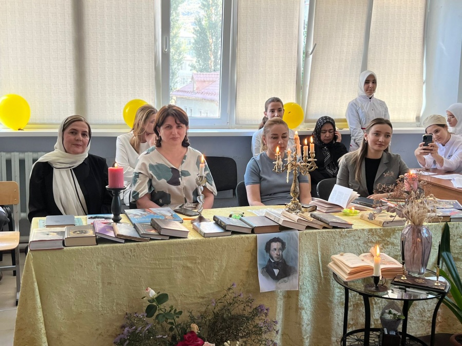 30 сентября в Медицинском колледже ДГМУ был проведен открытый урок Гигили Абдулжаватовной на тему «Жизнь и творчество А.С. Пушкина».