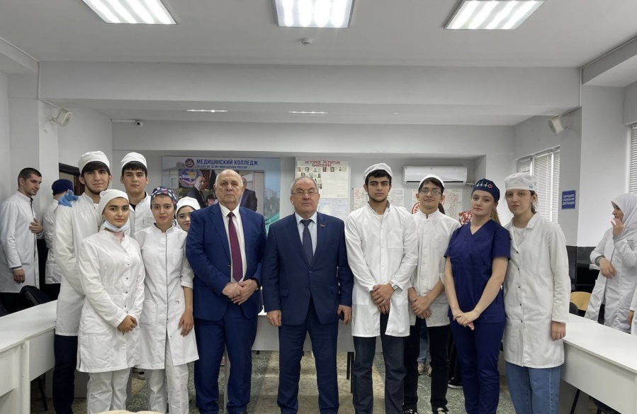 18 ноября  2022г  в Медицинском колледже ДГМУ была проведена олимпиада среди студентов 3-4 курса «Шаг в профессию».