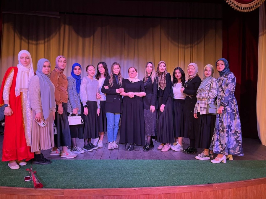 30.11.2022 г в доме поэзии города Махачкала студенты 1-го курса специальности «Акушерское дело » Медицинского колледжа ДГМУ ВО ДГМУ на базе 9 класса провели мероприятие посвященное 90-летию  со дня ро