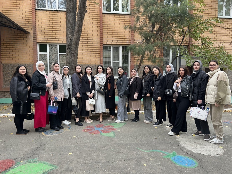 14 ноября студенты Медицинского колледжа ДГМУ совместно с педагогом-организаторам Казамбиевой М.М. посетили  Республиканский  центр для детей и подростков с ограниченными возможностями.