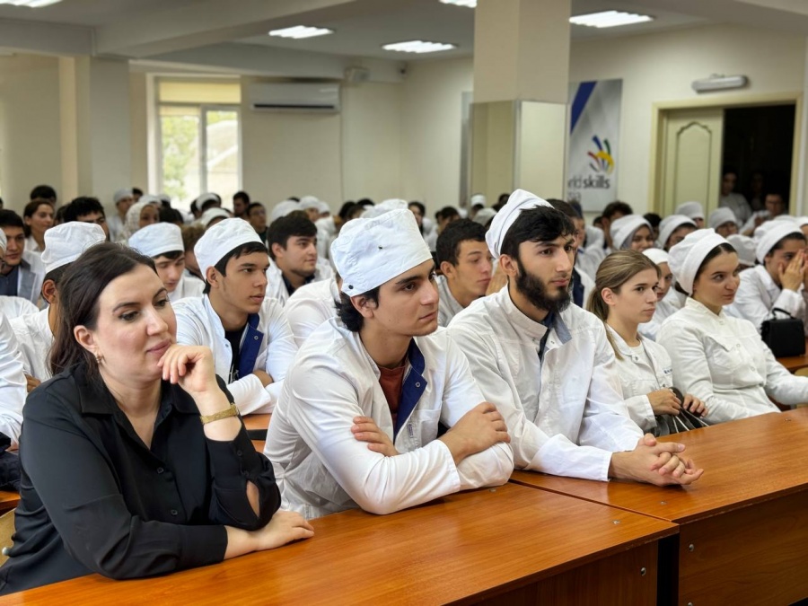 1 октября   в Научно-образовательном инновационном центре Дагестанского медицинского государственного университета   прошла беседа работников медицинских и военных  учреждений- работодателей с выпускн