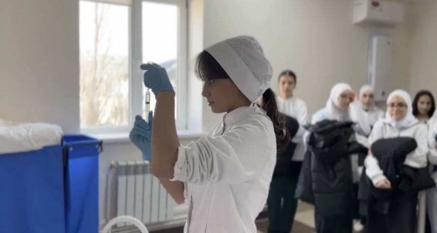 «Студентка Медицинского колледжа ДГМУ  провела мастер-класс в ходе Дня открытых дверей