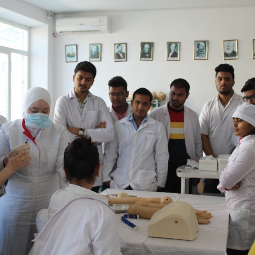 Студенты колледжа обучают иностранных студентов