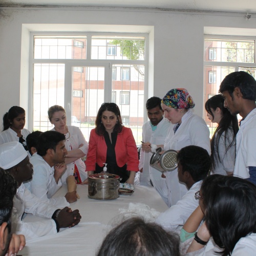 Иностранные студенты проходят очередное практическое занятие