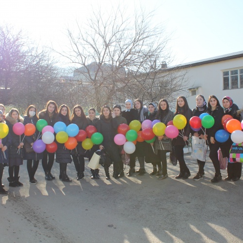 Студенты колледжа решили порадовать детей с визитом и подарками