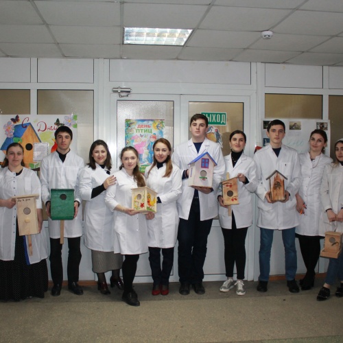 Всякая птица своё гнездо любит.