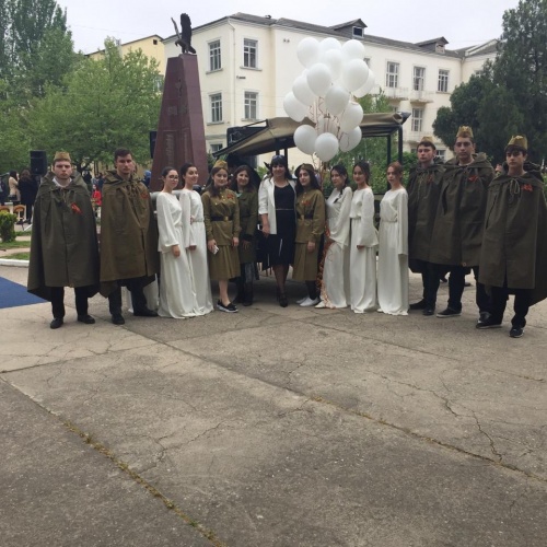 Церемония возложения цветов к памятнику-обелиску