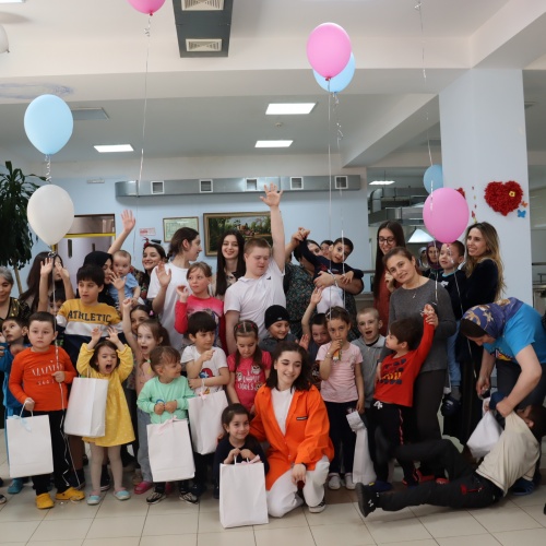 Волонтеры медицинского колледжа ДГМУ посетили особенных детей в Республиканском центре «Надежда»