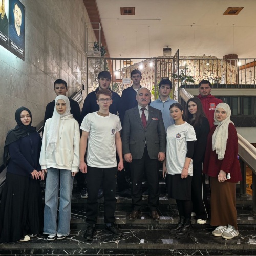 Студенты Медицинского колледжа Дагестанского государственного медицинского университета посетили патриотический форум в Русском театре города Махачкалы.